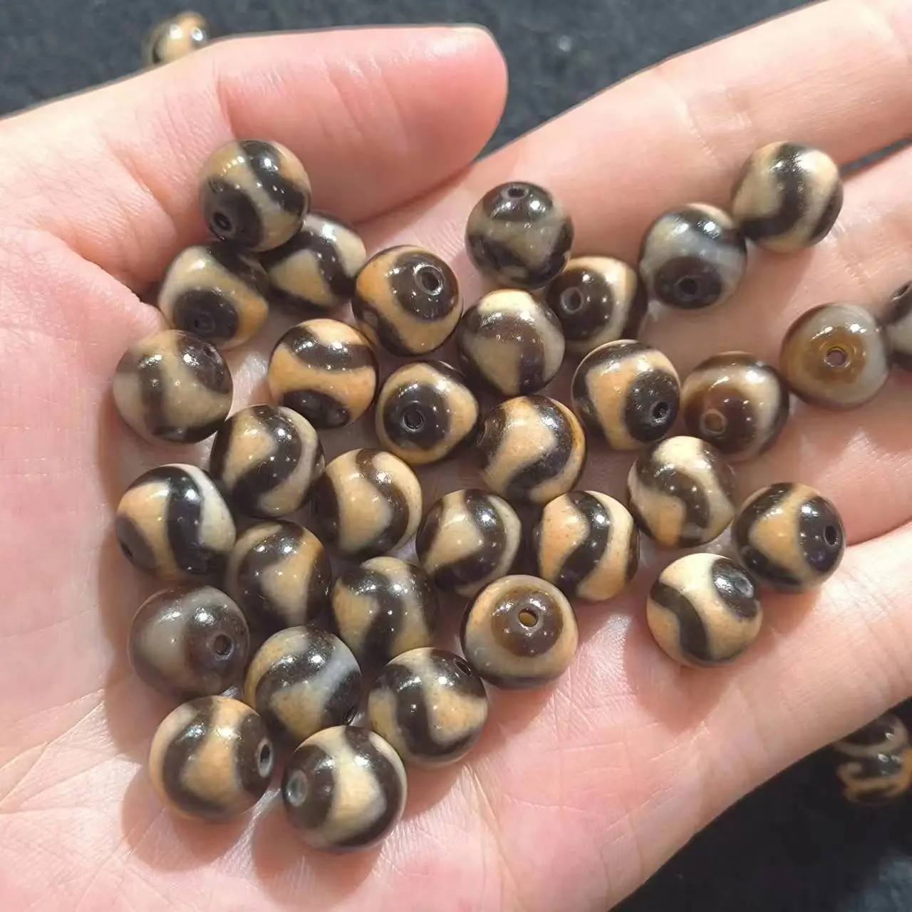 

20pcs/lot natural tiger tooth pattern old agate bead wholesale Black and yellow Orbs Weathering lines Accessories jewelry rare