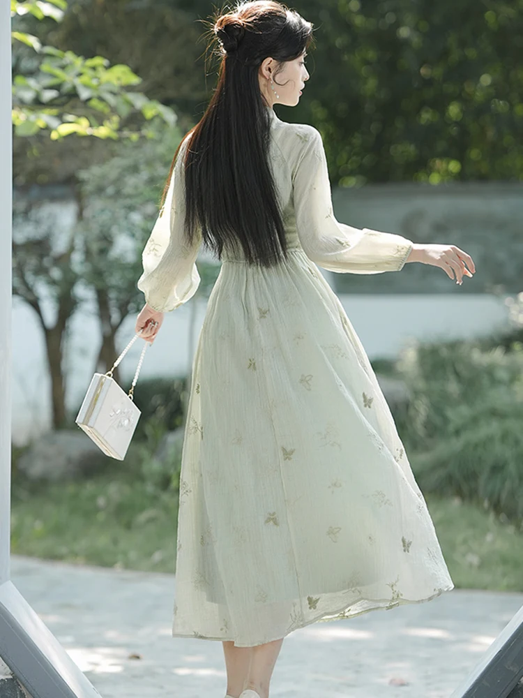 เดรสยาวคอตั้งลายปักสีเขียว ปี 2025 สำหรับผู้หญิง สไตล์หรูหราลำลอง แขนยาว ทรงเข้ารูป สไตล์เกาหลี เหมาะสำหรับงานพรอมช่วงฤดูใบไม้ร่วง
