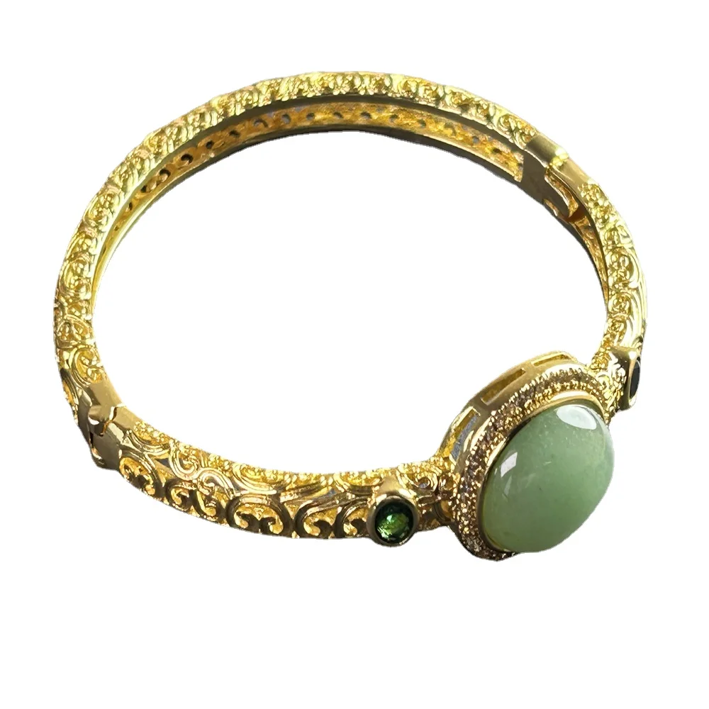 

Natural green jade gold cutout opens the bracelet