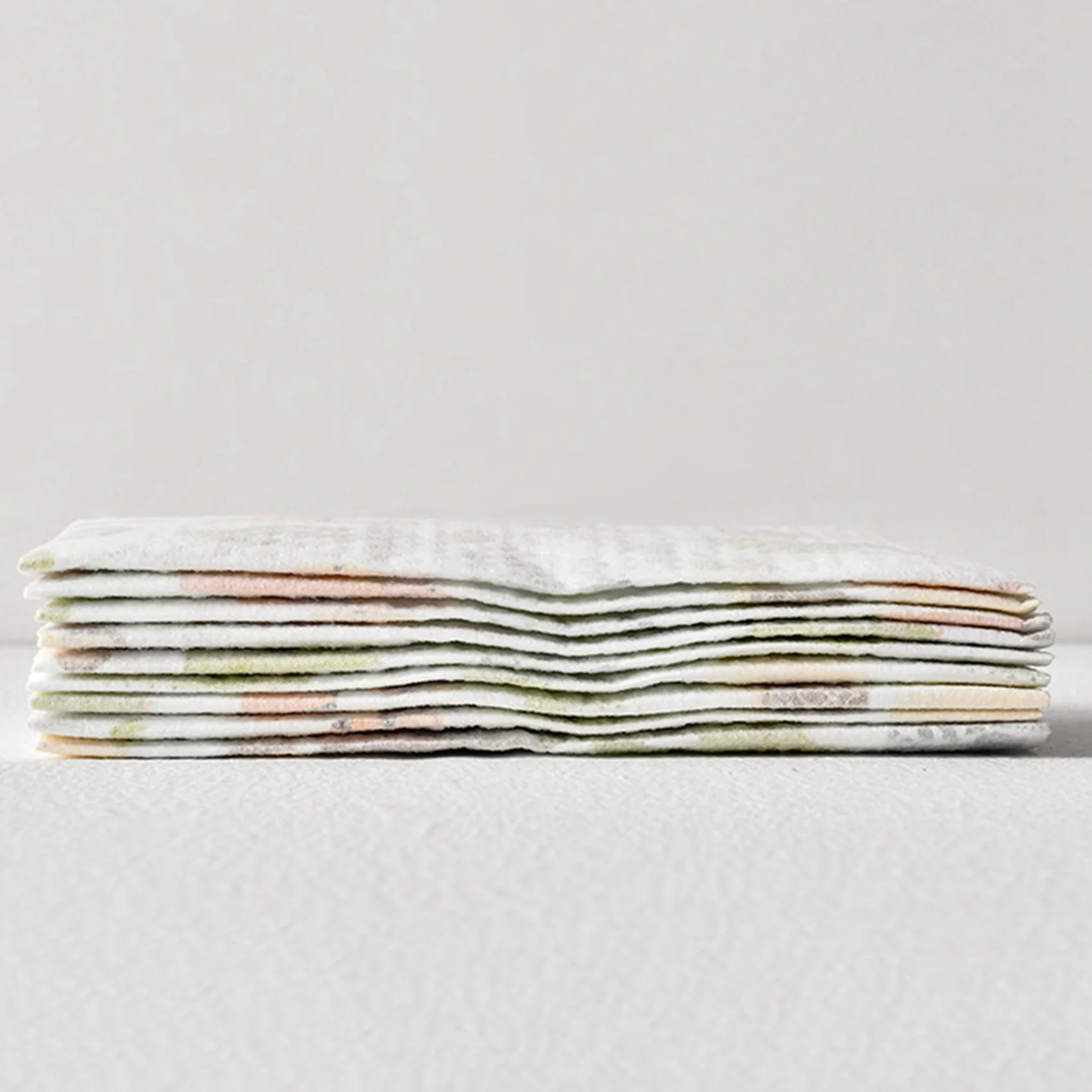 

A63T-20 Pcs Baby Disposable Bibs Non-Woven Fabric Baby Toddler Bibs Feeding Saliva Apron Paper Bibs Portable Bibs