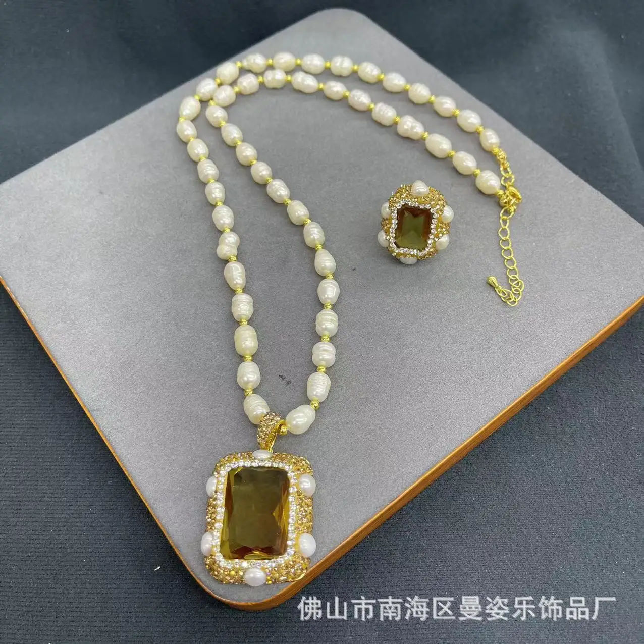 

Ore Turkey imported sultanite color-changing stone pearl chain body two-piece set, natural stone pendant necklace ring