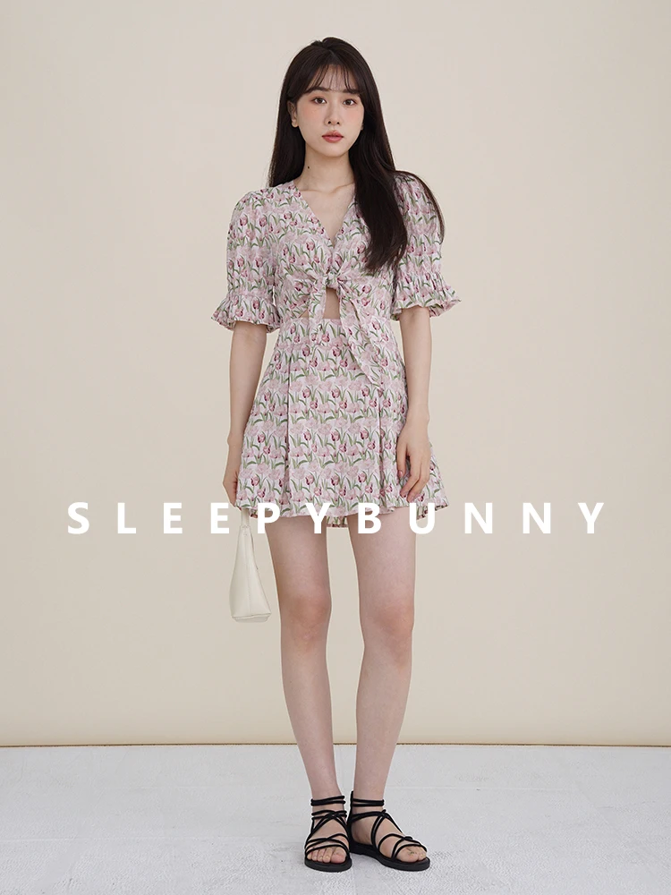 Minivestido feminino com estampa floral e decote em V, mangas com babados, cintura recortada, corte justo, vestido curto casual de verão, roupa de férias