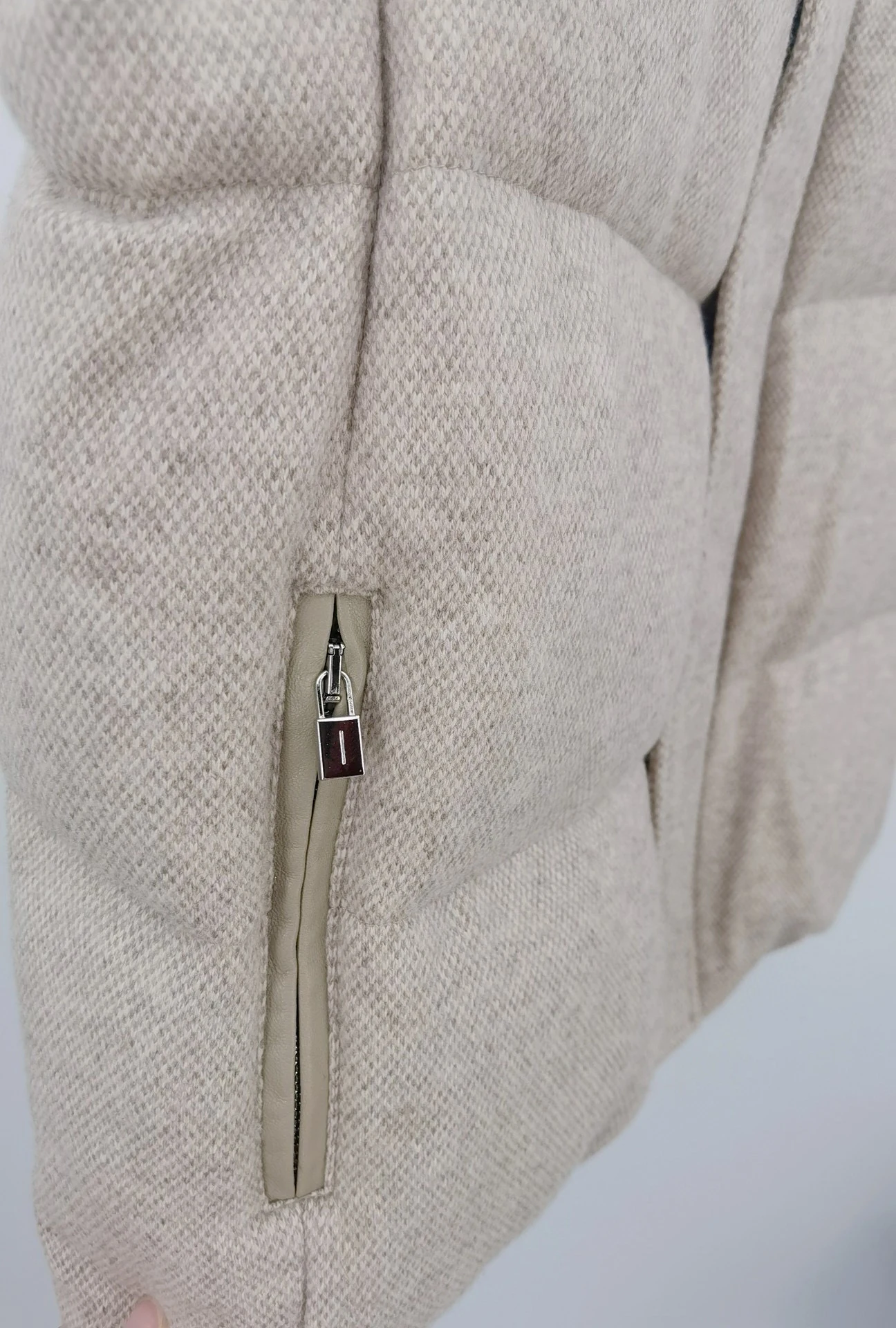 Lussuoso gilet imbottito con cerniera in Cashmere