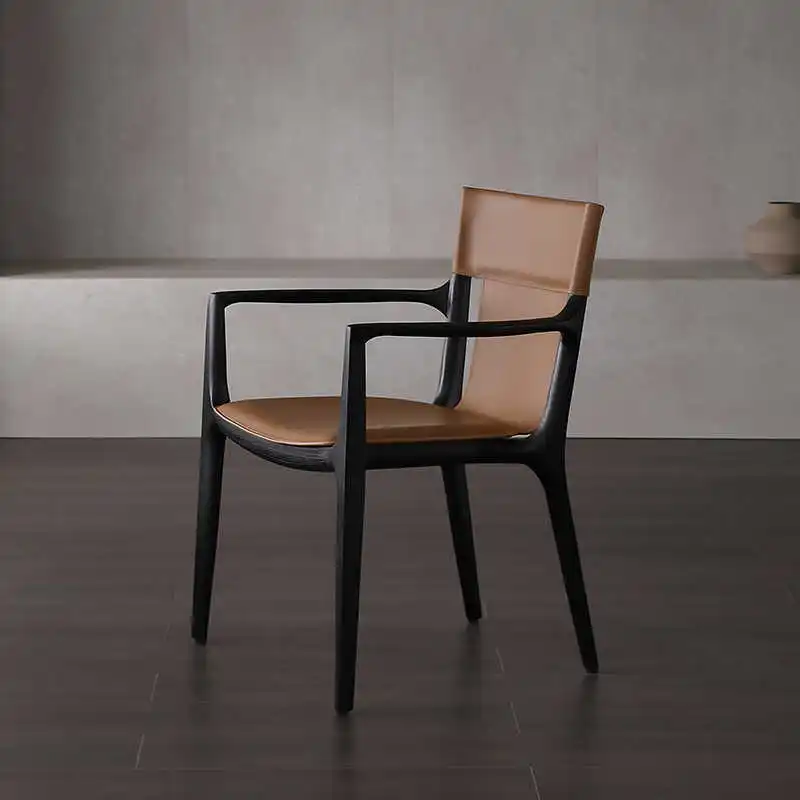 Silla de comedor Isadora de diseño minimalista italiano, silla club de cuero de alta gama con reposabrazos y respaldo de madera maciza.
