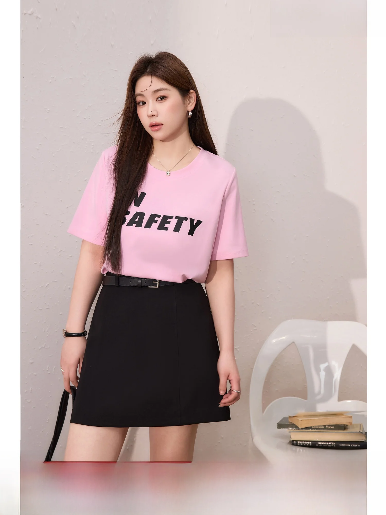 

Синий комплект: футболка свободного кроя больших размеров и юбка А-силуэта с высокой талией. Новинка лета.