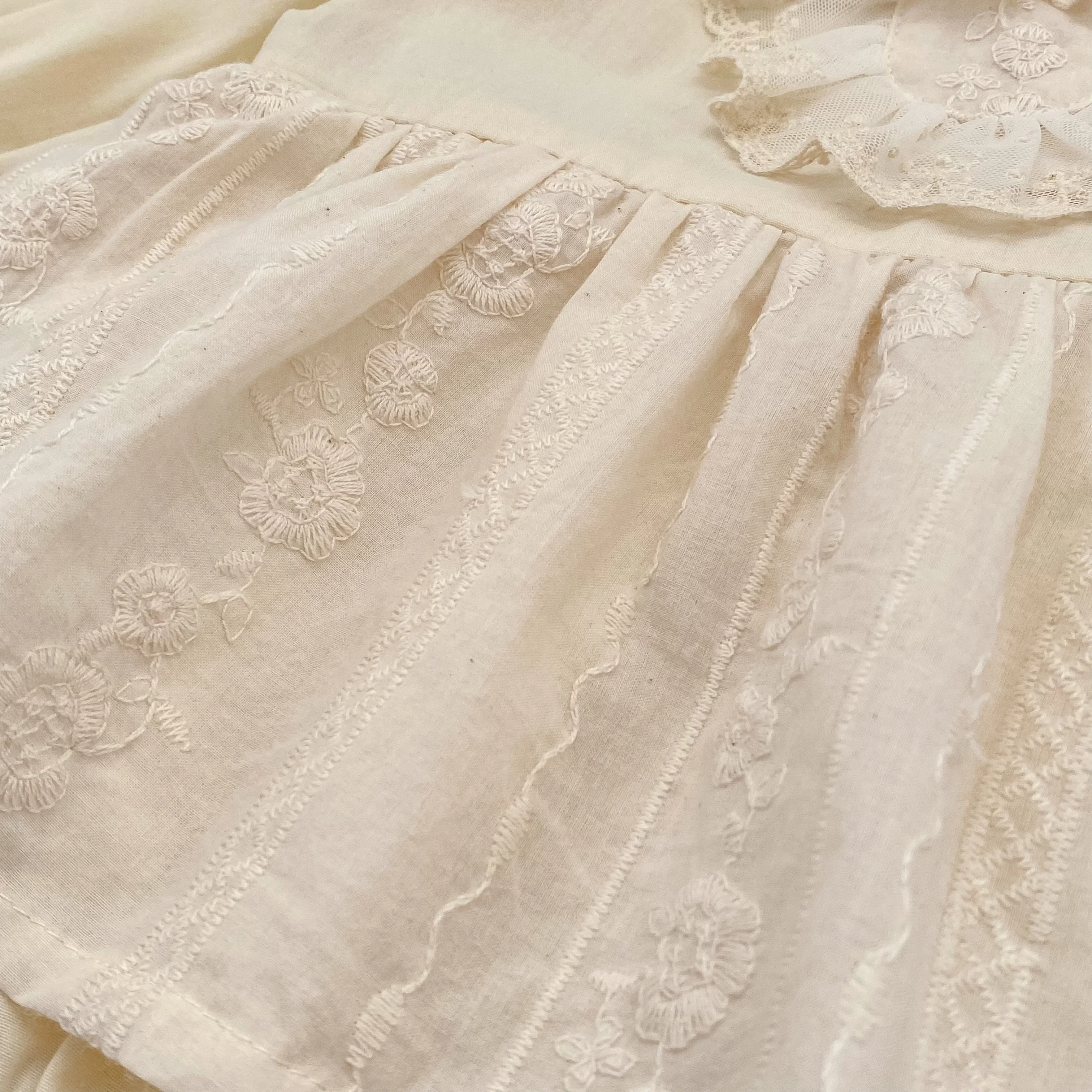Baby-Mädchen-Strampler im Vintage-Stil mit Spitze, Rüschenkragen, langen Ärmeln, Baumwollrock mit Stickerei, Body, Neugeborenen- und Säuglings-Prinzessinnen-Outfit, 0–24 Monate. – Detail 14
