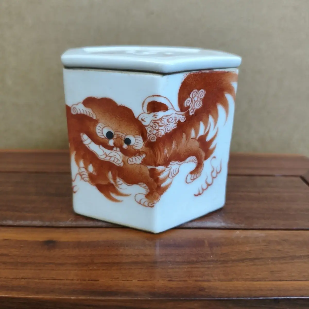 Chinese Antique Style Hand Painted Red Lion Six sided Taishi Shaobao Decorative Cricket Pot