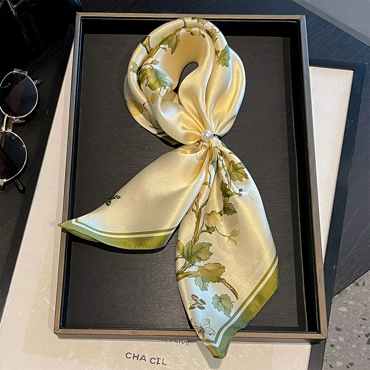 2025 العلامة التجارية الفاخرة الأوشحة للنساء شال طباعة الحرير الساتان الحجاب وشاح الإناث باندانا 53*53 سنتيمتر ساحة شالات وشاح للسيدات