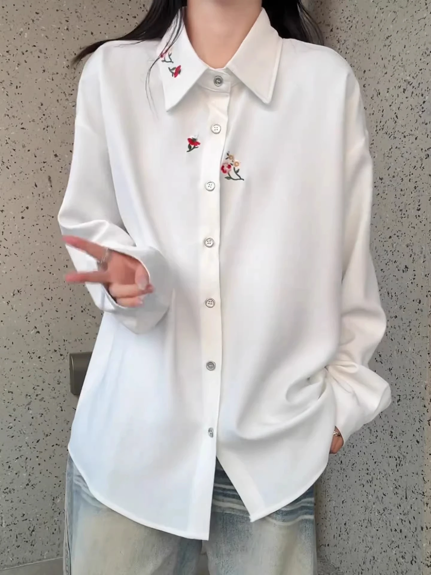 

Ele Embroidered White irt Men's Long Sve Inner Wear Spring Season Light Jaet Layering Floral Design Casual Sle