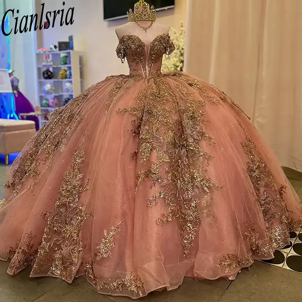 

Розовое золото с открытыми плечами и бантом, платья Quinceanera, бальное платье с золотыми аппликациями, кружево Sweet 15, мексиканское индивидуальное платье