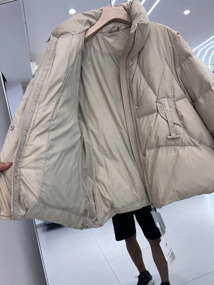 سترة جديدة معلقة بأزرار للنساء في عام 2025 بتصميم خلفي منحني وسترة فضفاضة من ريش البط الأبيض #6