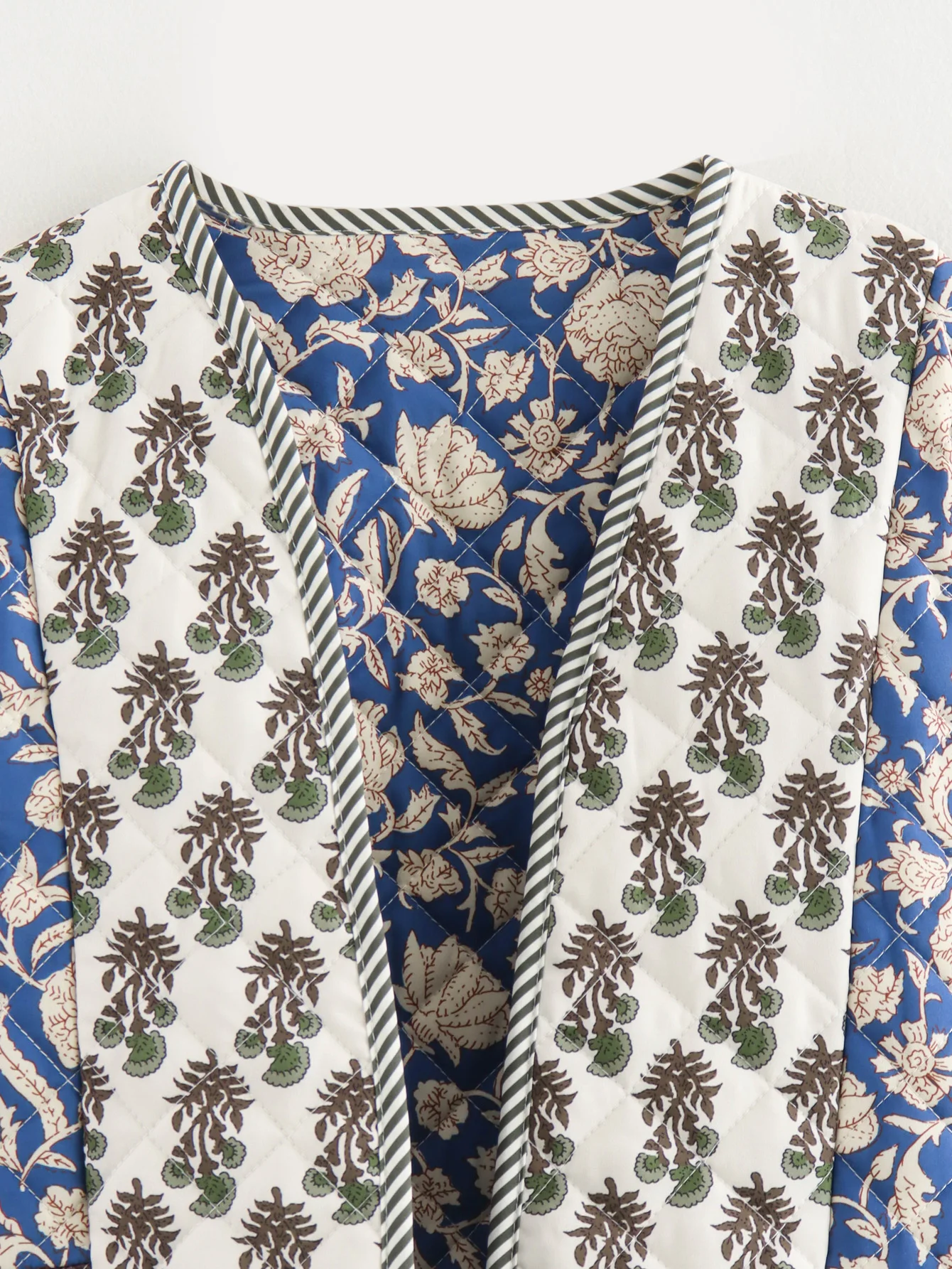 Cappotto imbottito trapuntato reversibile da donna |   Giacca con stampa fronte-retro e tinta unita