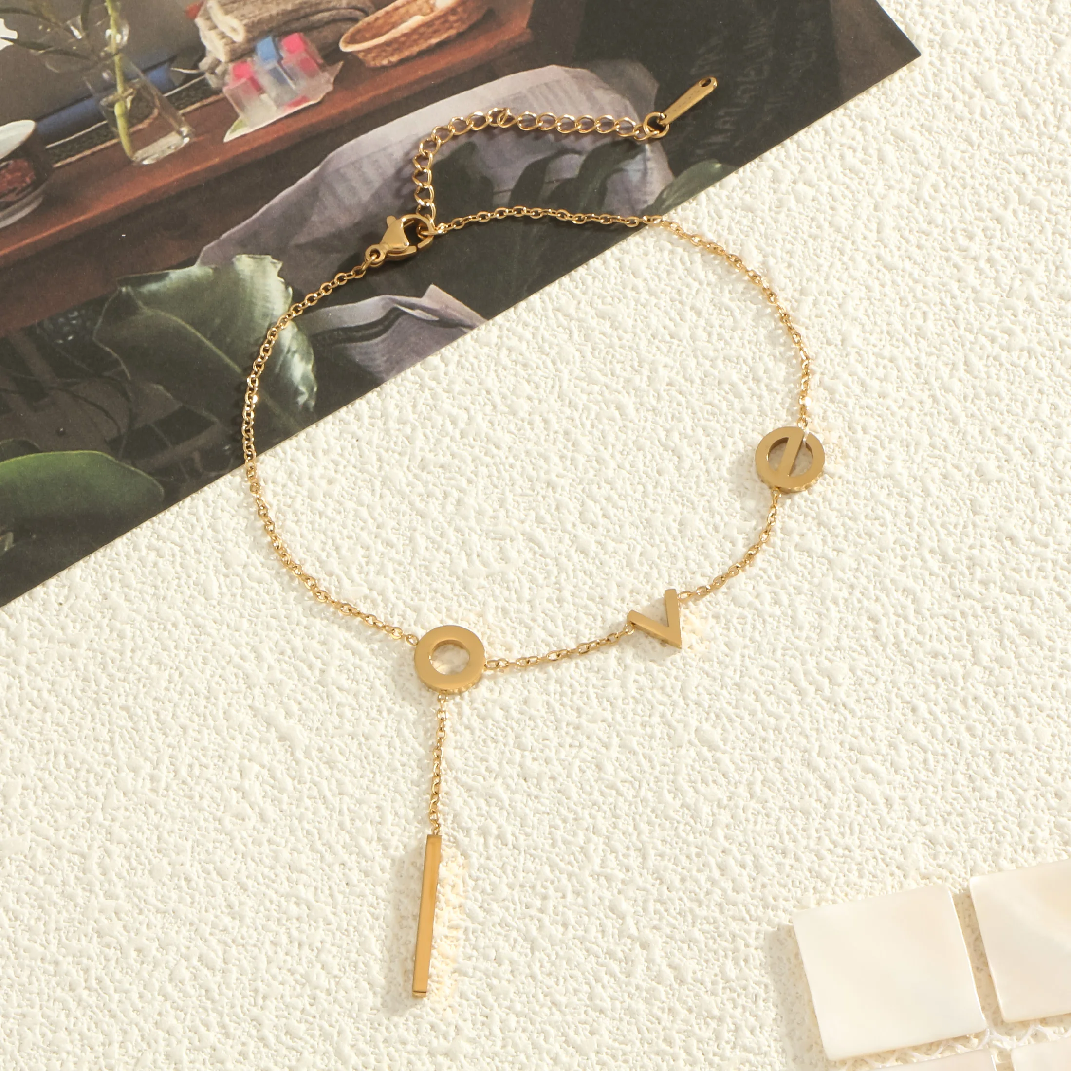 

Подвеска с надписью Love, украшение с кисточкой, женское простое сексуальное стильное ювелирное изделие с золотым покрытием, аксессуар для ежедневного ношения