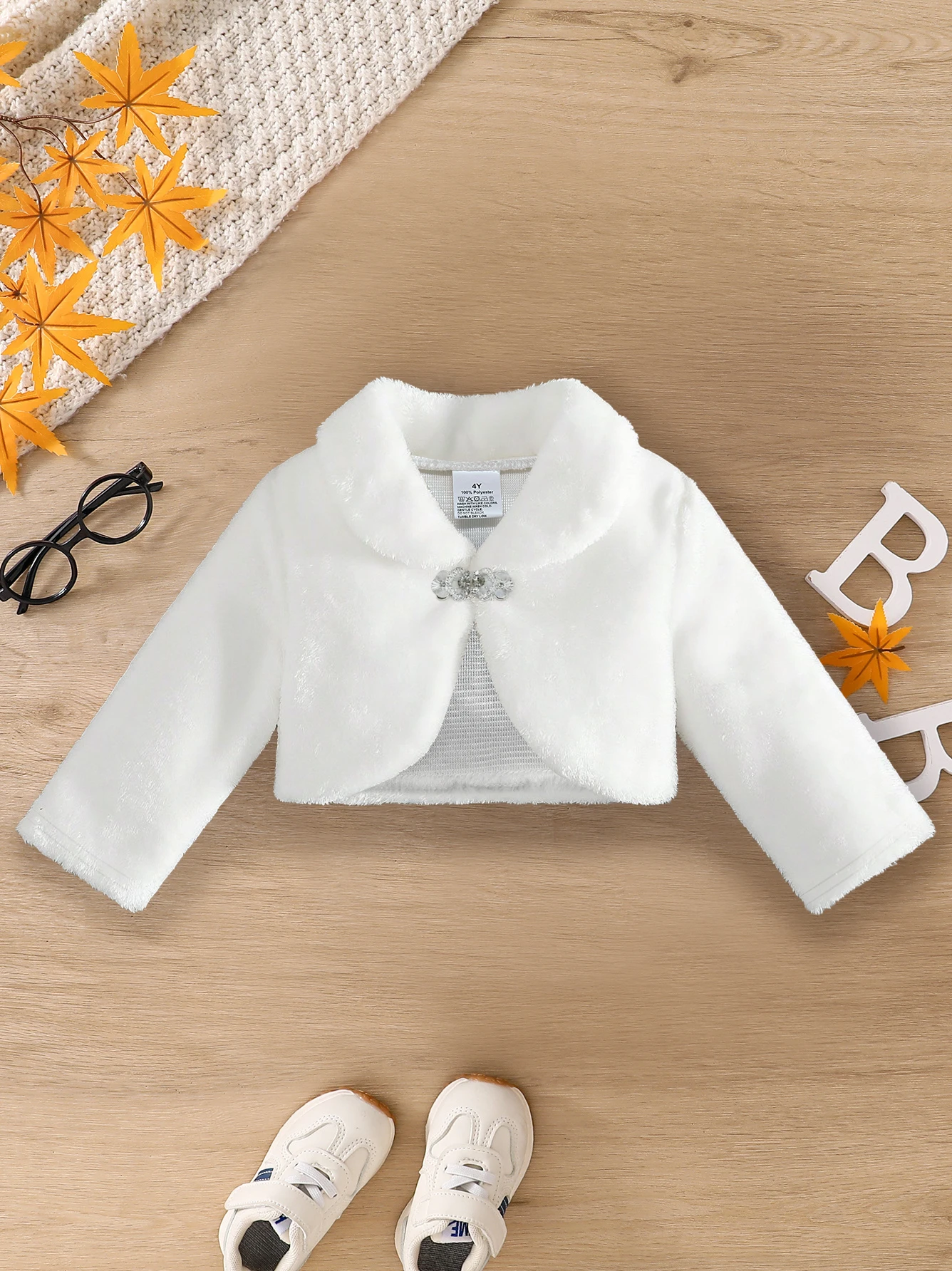 A Warm White Shawl Cape Plush Coat for Girls, Autumn and Winter Style, Warm Lapel Shawl, Versatile Windproof Design, Elegant Princess Fur Cape, Autumn and Winter Clothing with Wide Hem Design, Suitable for Girls' Parties, Outdoor Gatherings, Holidays, Birthday Gifts, for Ages 4-5-6-7-8