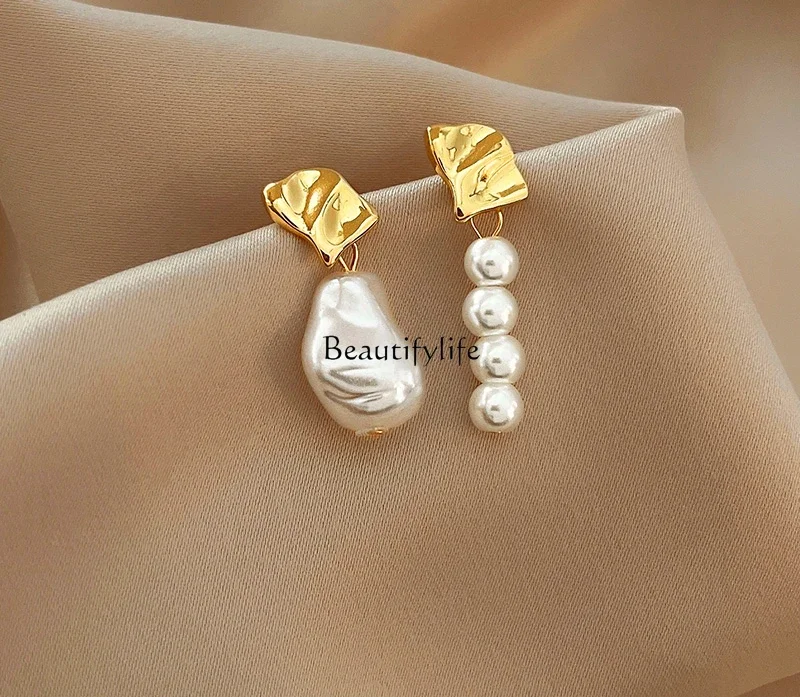 

French light luxury asymmetrical pearl stud earrings, high-end sense simple temperament earrings