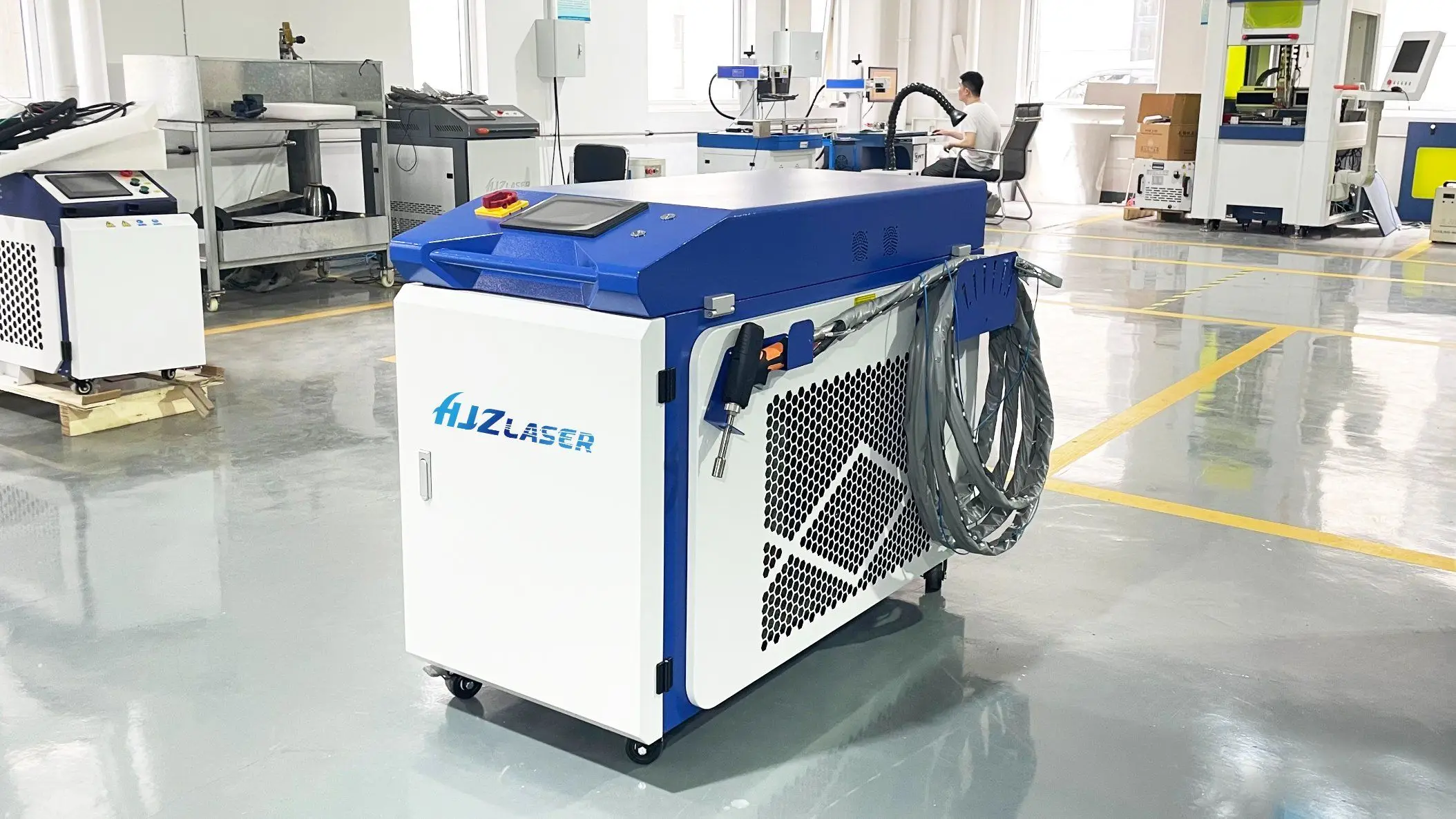 

Ручной лазерный сварочный аппарат из нержавеющей стали 1500W 3000W 2000W для ремонта металлических форм