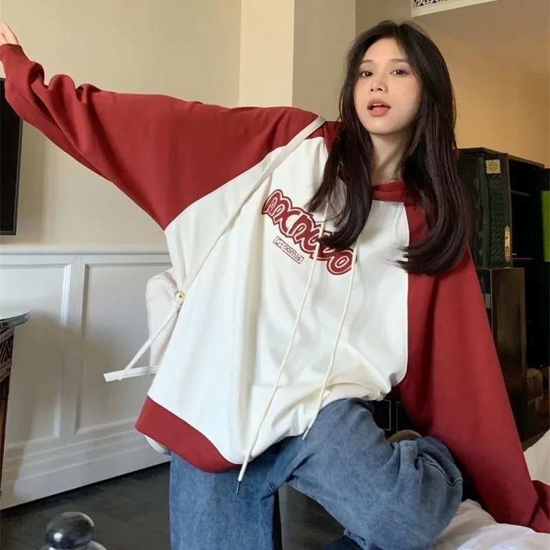 루즈하고 다재다능한, 대비되는 색상의 후드가 달린 긴 소매 젊고 활기찬 스웨트셔츠, 봄 또는 가을 여성 의류