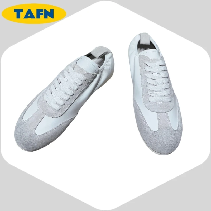 المألوف الرجعية العصرية أحذية رياضية عادية 25 جديد جلد البقر لينة أسفل خفيفة الوزن الدانتيل متابعة أنيقة وجميلة AD1812