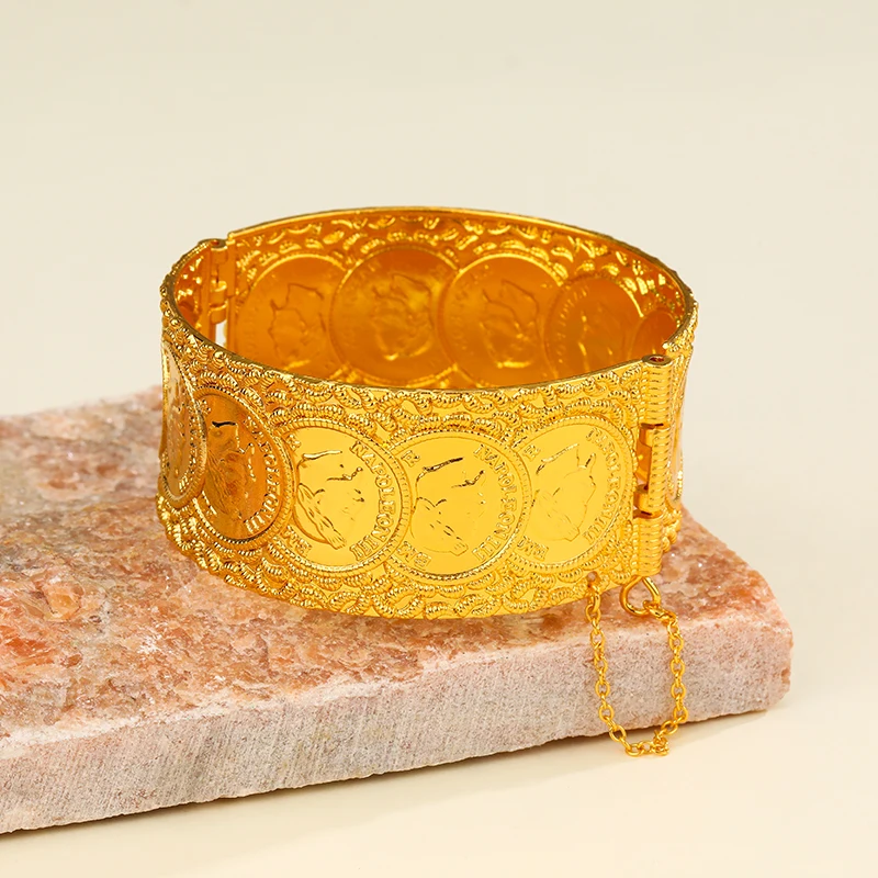 Vintage Münzmuster Manschettenarmband für Damen, Vergoldeter Hohler Metall-Breitarmreif Modischer Statement-Schmuck – Detail 2