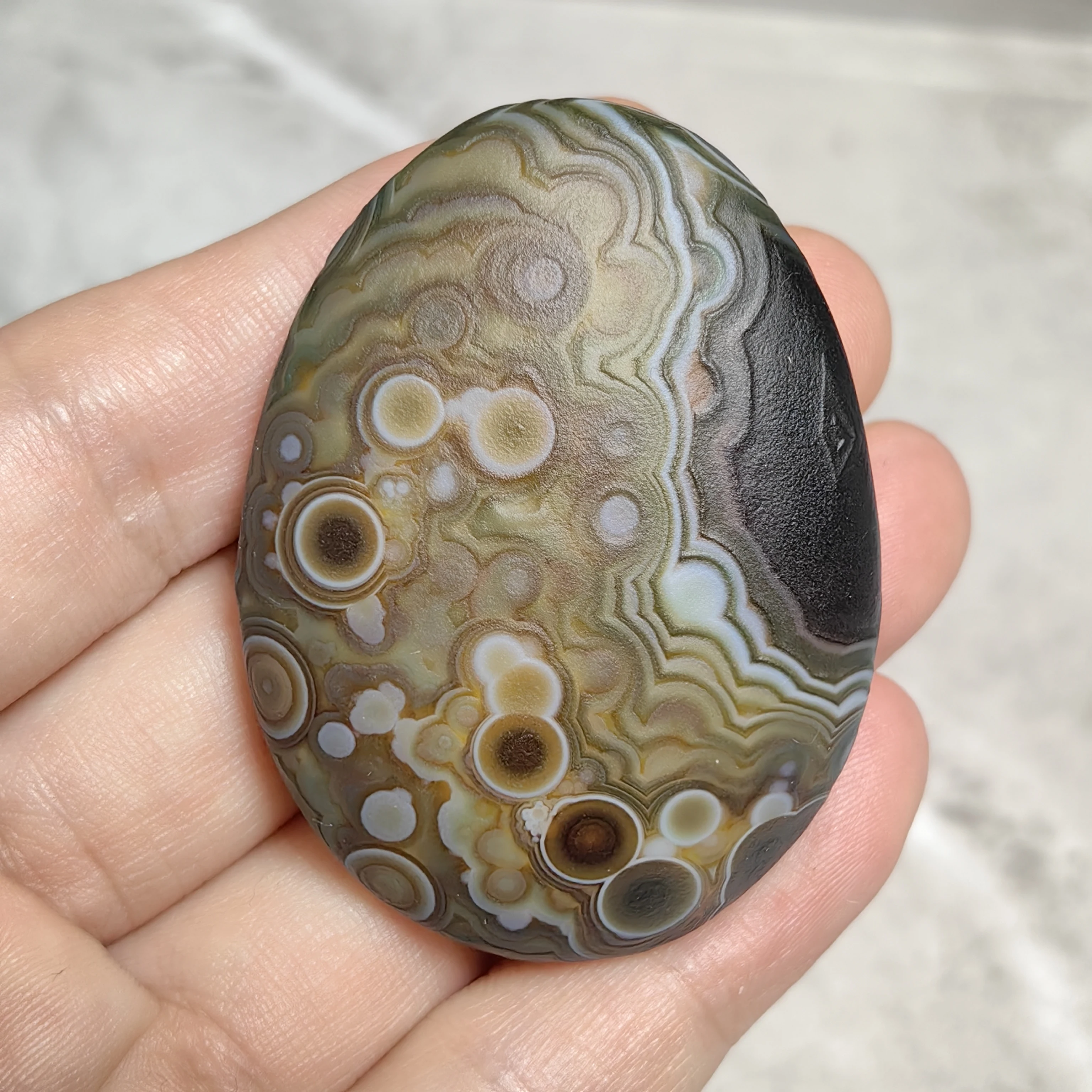 Unique Flower Eye Agate Oval Gemstone Natural Banding Mineral Specimen Handheld Ornament Desktop Decoration Art Collection