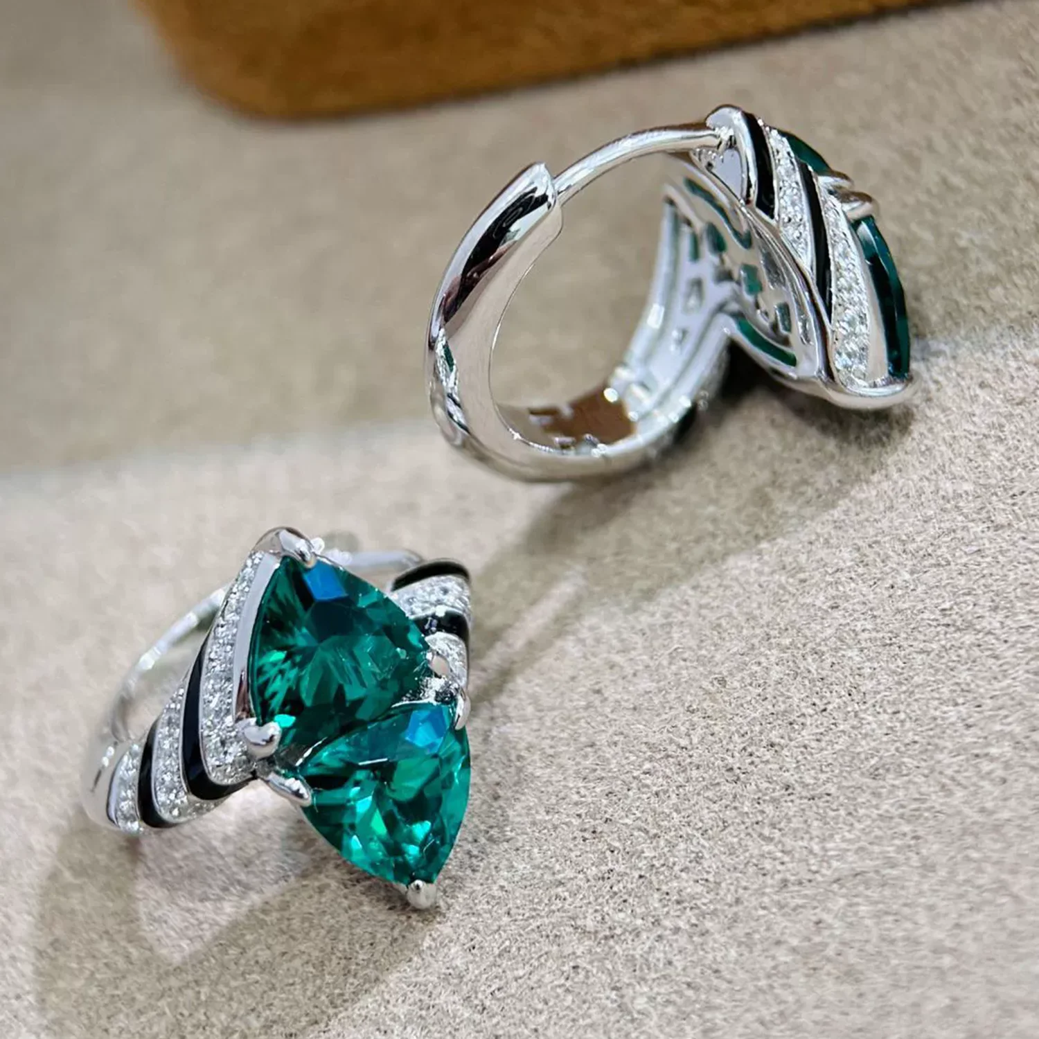 고급 더블 에메랄드 그린 삼각형 스톤 블랙 에나멜 레오파드 프린트 후프 귀걸이 실버 925 럭셔리 파인 주얼리 여성용