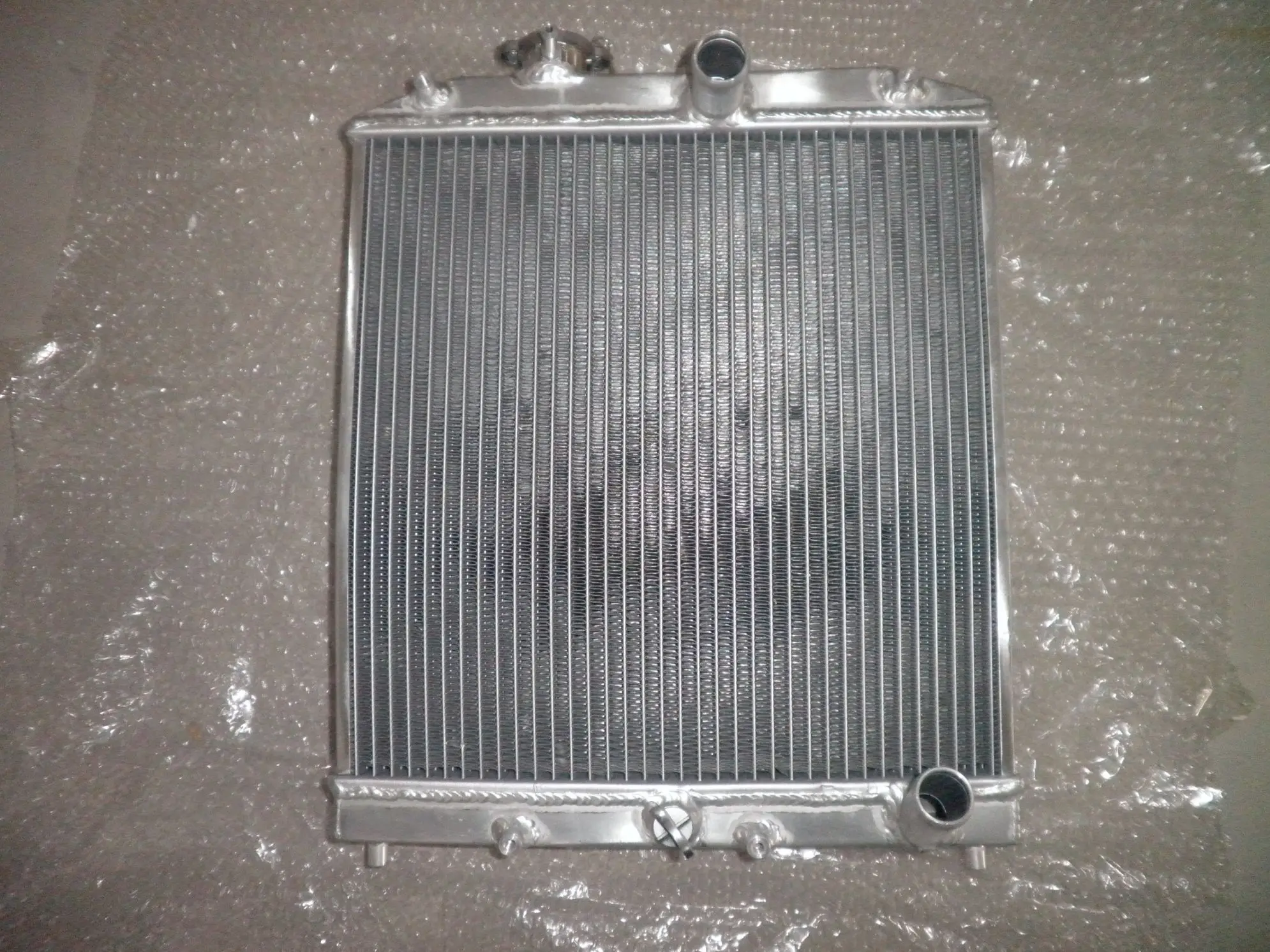 3 Row 52mm Aluminum Cooling Racing Radiator Compatible For Honda Civic 1992-2000 EK EG D15 D16 In/Out 28mm