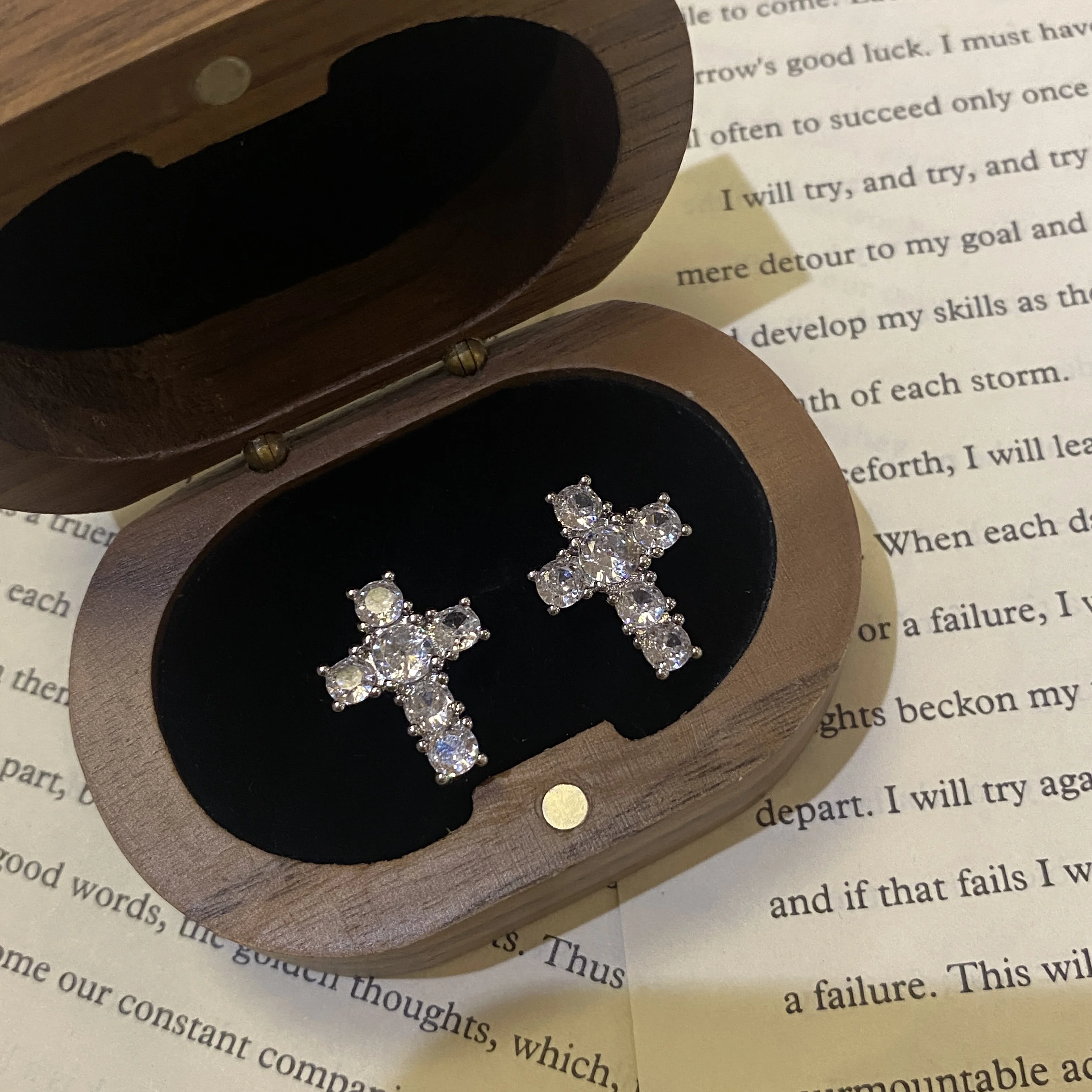 S925 فضة الصليب القوطية أقراط 2025 الاتجاه أقراط مويسانيتي المرأة مجوهرات الأزياء الصغيرة هدايا الحفلات اكسسوارات #5