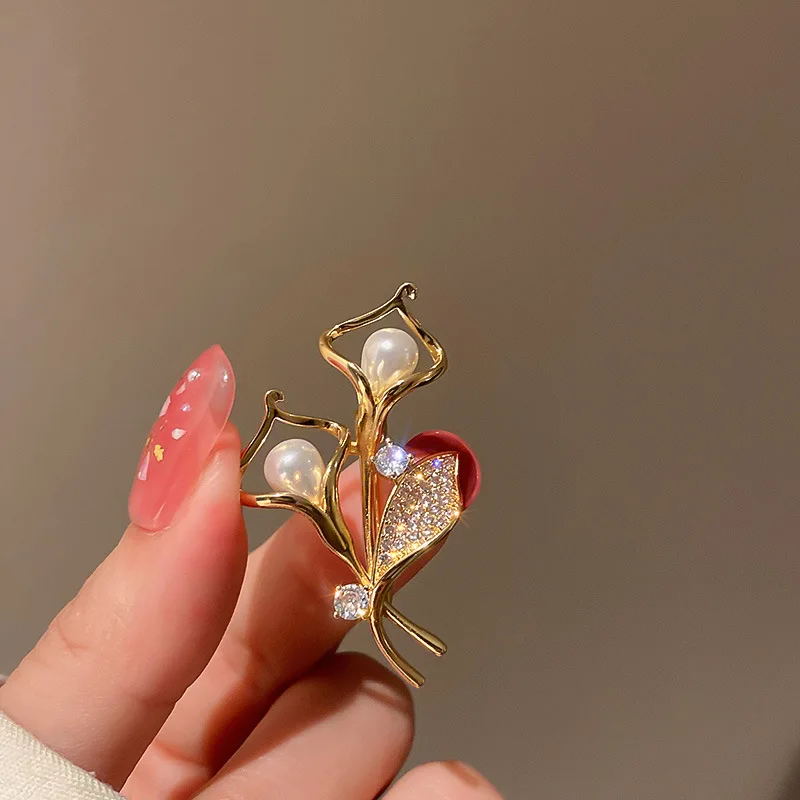 Rinhoo White Blue Imitation Pearls Flower Brooch for Women Luxury Shiny Crystal Floral Lapel Pins Weddings Banquet Badge Jewelry