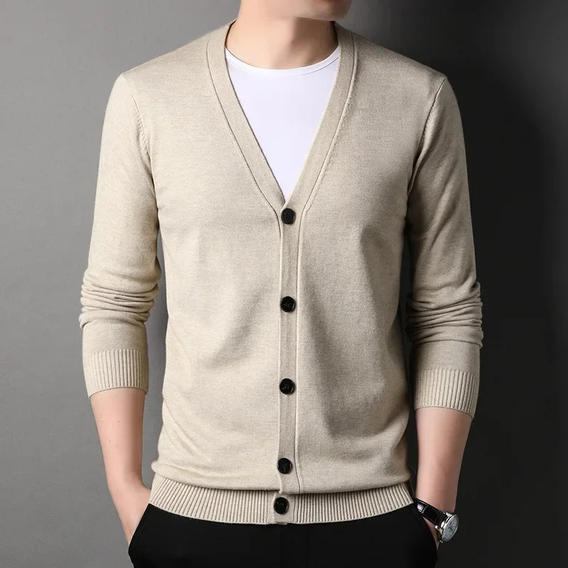 Abbigliamento da uomo cardigan lavorato a maglia primaverile e autunnale, cappotto maglione monopetto alla moda in stile coreano, vestibilità slim con scollo a V