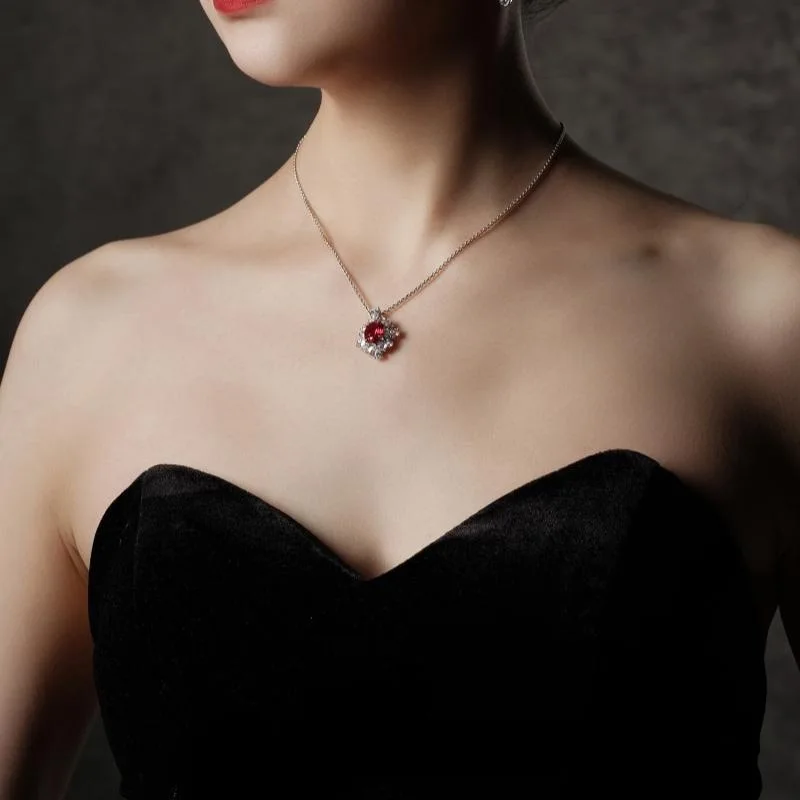 قلادة من الفضة عيار 925 متألقة من الياقوت مرصعة بالألماس قلادة نسائية فاخرة على الموضة الراقية سلسلة مجوهرات الزفاف ذات الياقة الحمراء