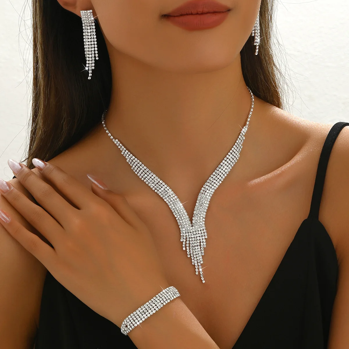 

4pcs Luxury Rhinestone Water Droplet Tassel Necklace Earrings Bracelet Three Piece Set Collarbone Chain Accessories Gift