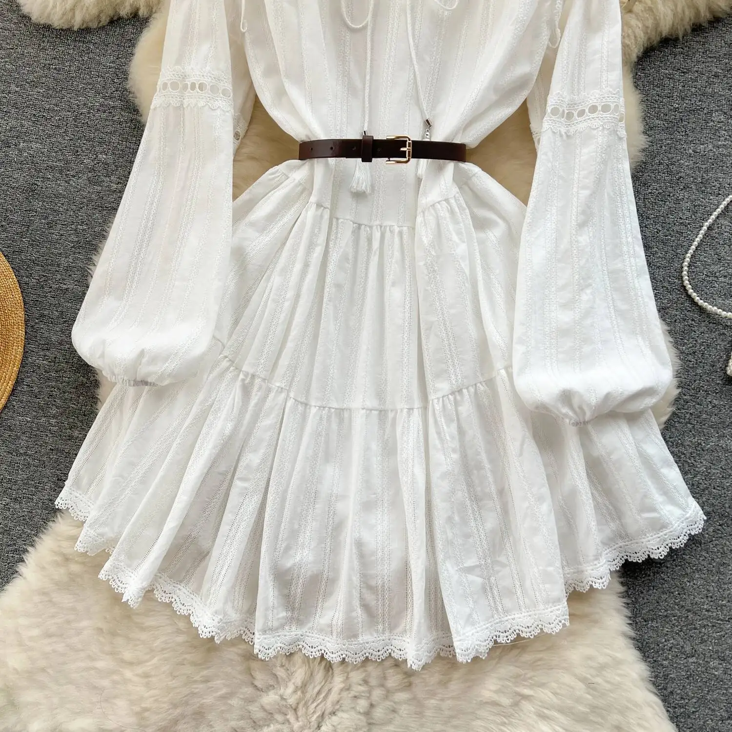 Abito da spiaggia bianco elegante da donna Primavera Autunno Abiti corti a vita alta vuoti in pizzo Abiti vintage Boho a maniche lunghe
