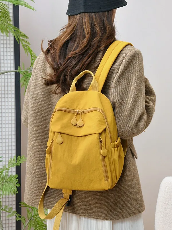 New simple and stylish high-appearance backpack made of nylon fabric, casual waterproof small bag, fashionable mini backpack