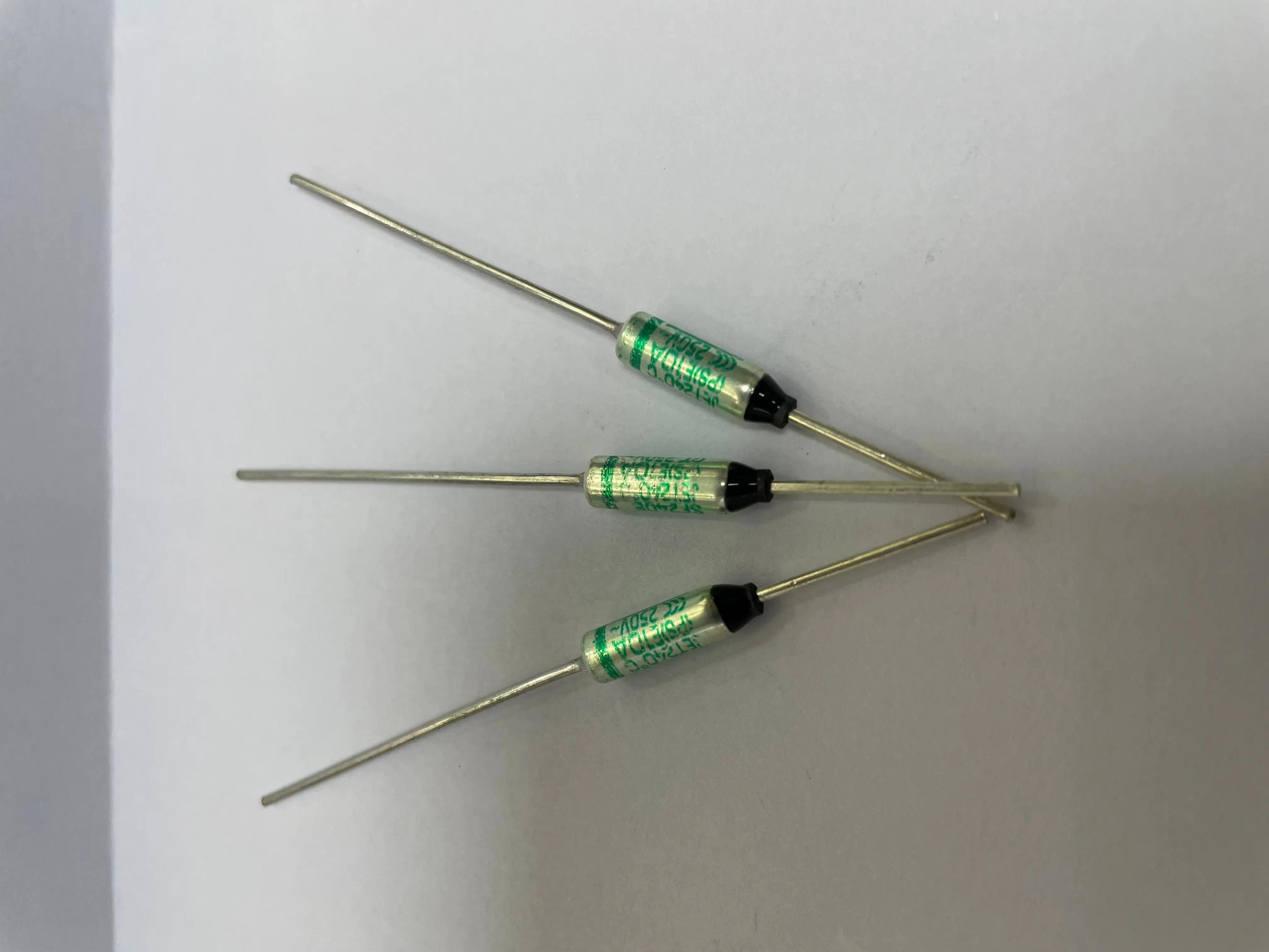 5PCS/LOT D6X Three-terminal fuse 12A DC32V 139 Degrees Celsius