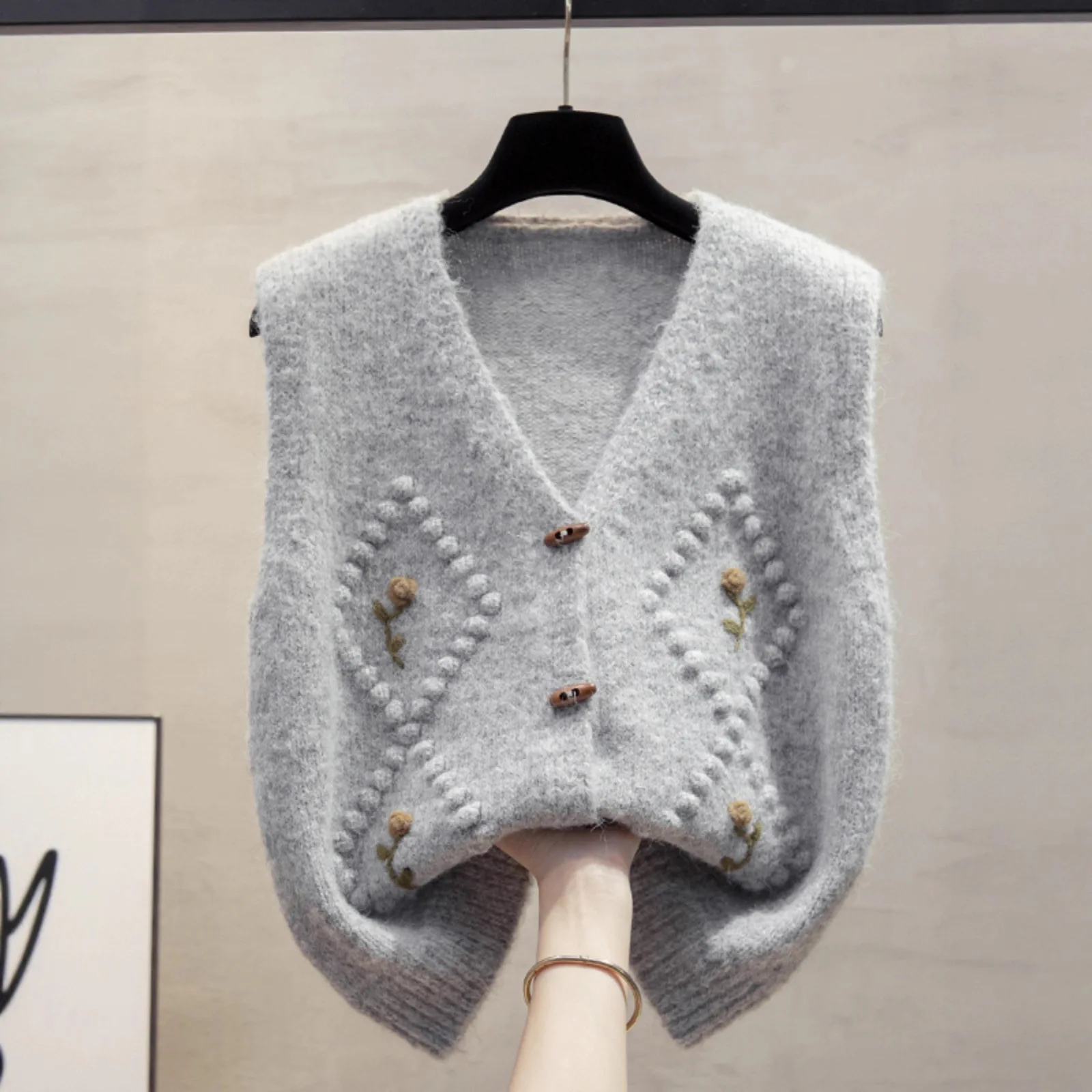 

Embroidered Flower V-neck Knitted Vest Women's 2025 Spring and Autumn Clothing New Korean Version Loose Women's Top