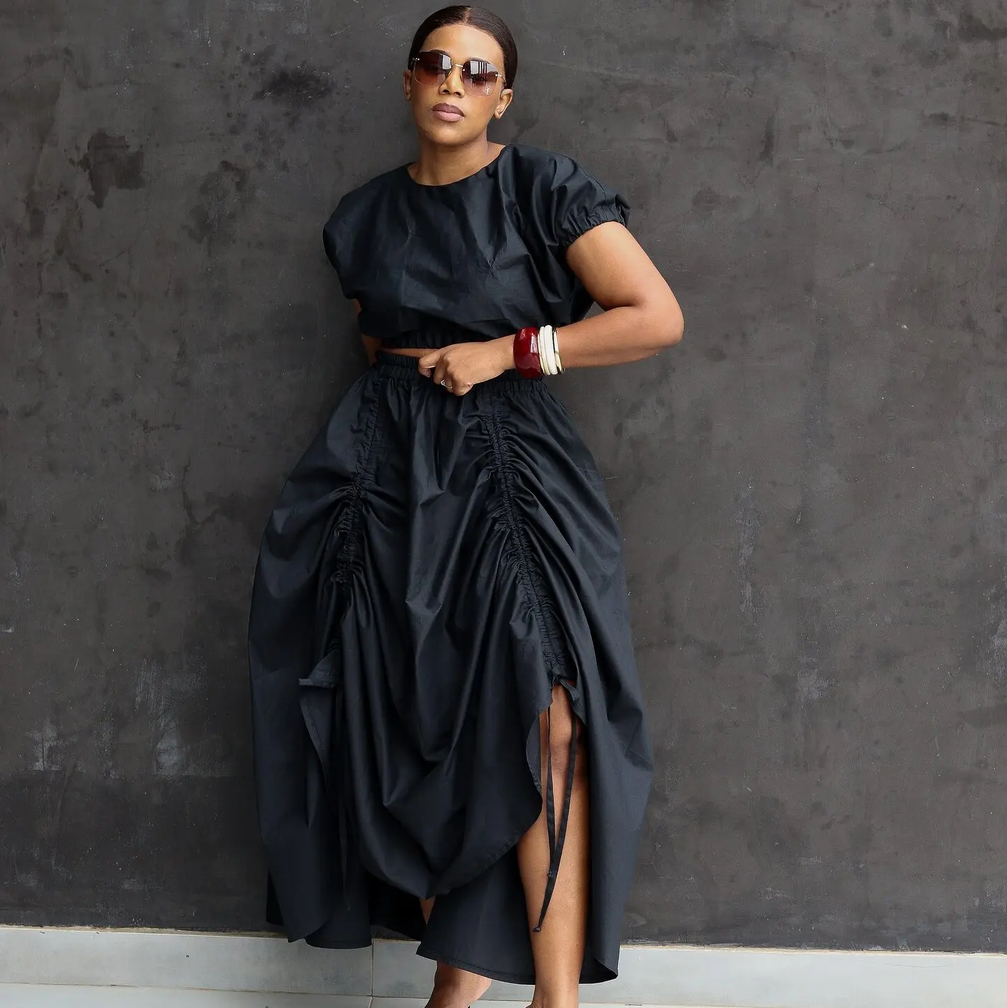 

Женский черный комплект из двух предметов: укороченный топ с короткими рукавами-фонариками и широкие брюки с рюшами и завязками, повседневный уличный стиль