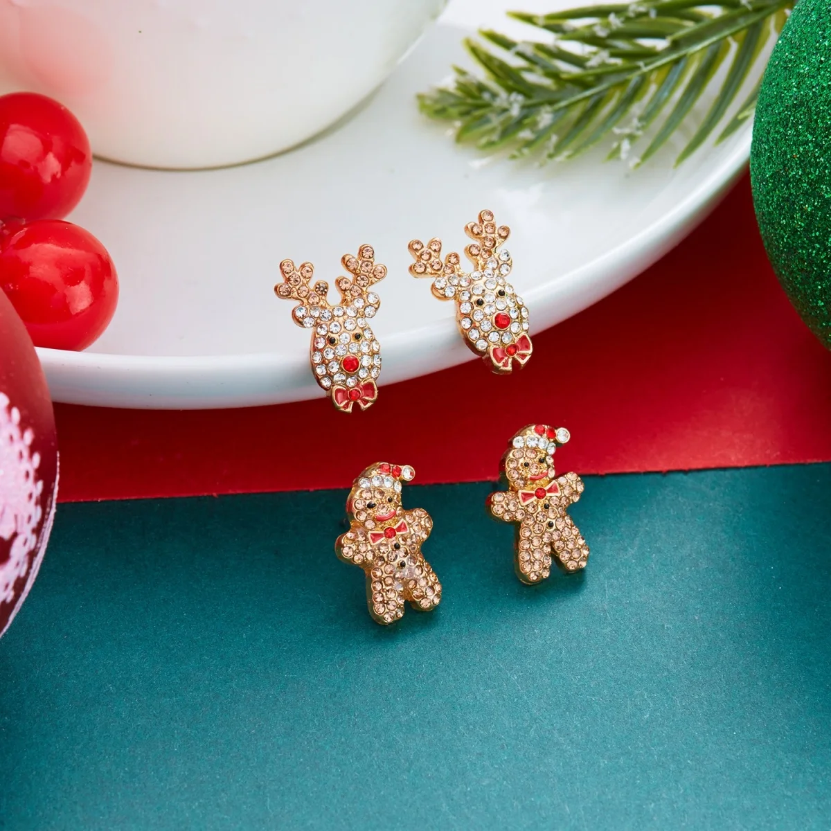 2 Paar/Set Weihnachtsbaum-Schleifen-Hirsch-Ohrstecker für Damen, niedliche Lebkuchenmann-Weihnachtsmann-Schlitten-Krücken-Ohrringe, Schmuck – Detail 35