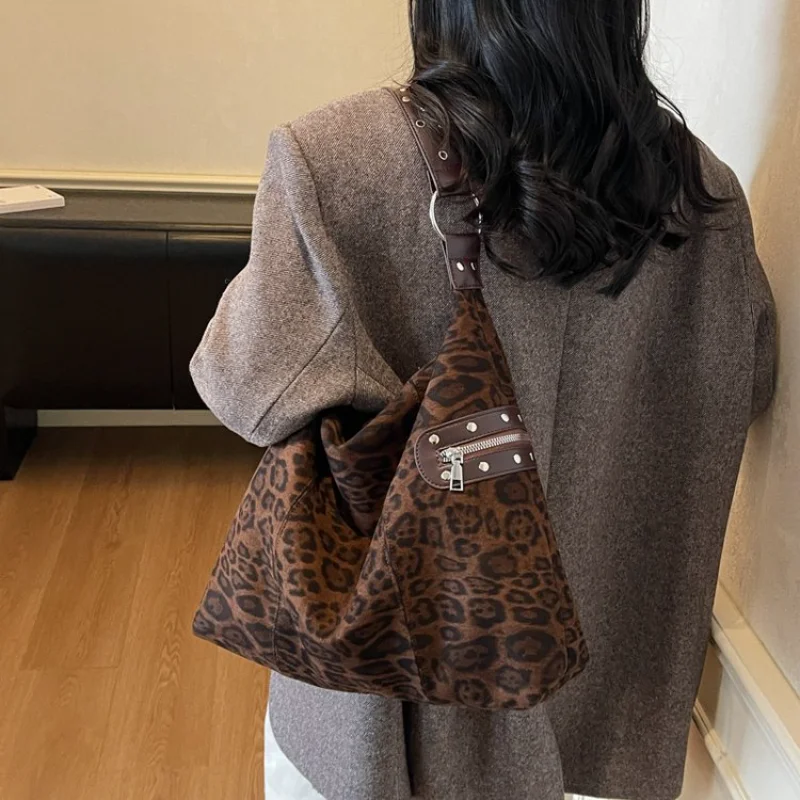 

Women's Casual Leopard Print Shoulder Bag with Pocket Spacious for Daily Casual Streetwear Weekend Travel Errands & Daily Use