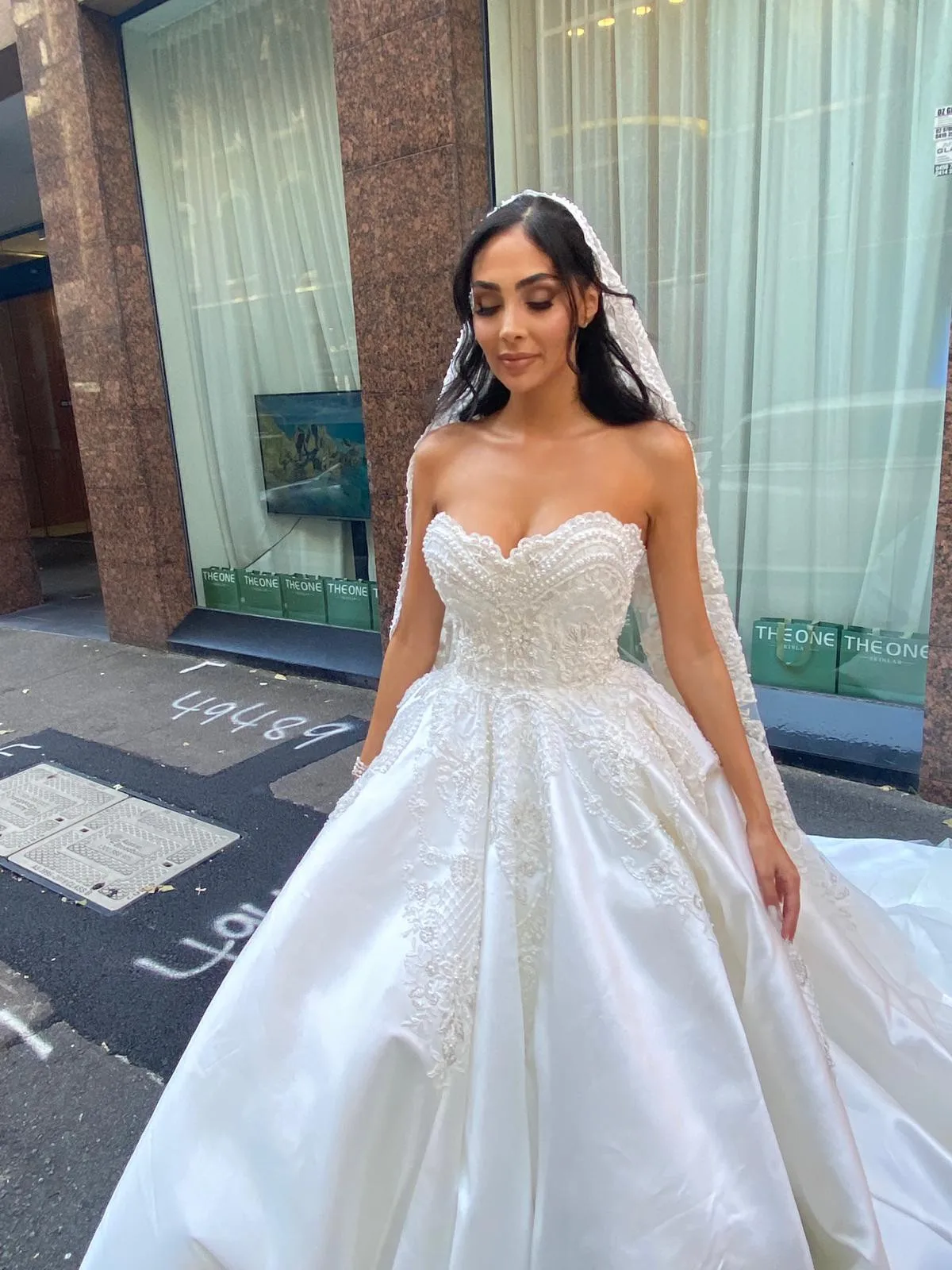 ملصق نسائي مخصص لعام 2026 على شكل حامل كلاسيكي أبيض مثير أنيق بدون حمالات من الساتان واللؤلؤ المطرز Vertido de noiva