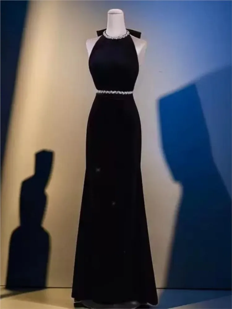 Une robe noire en satin dos nu pour une fête d'anniversaire accueillir un toast et une robe Hepburn légère de luxe