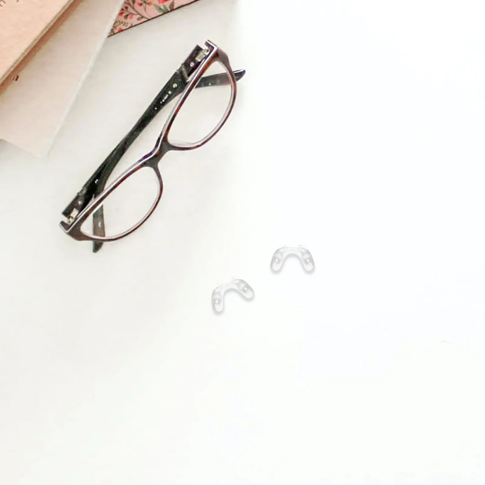 

2Pcs Silicone Nose Pads for Kids Glasses Saddle-Shaped Double Screw Anti-Slip Replacement Nose Bridge Pads for Eyeglasses