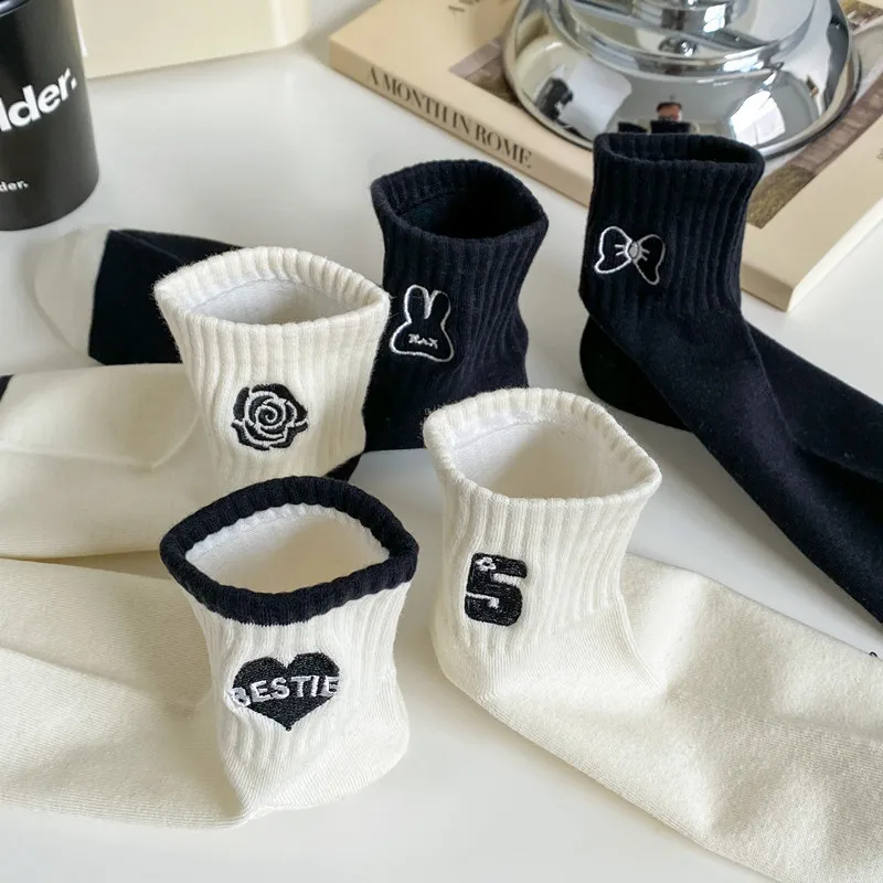 5-Paar-Socken mit kreativem Druck, niedliche Cartoon-Söckchen, modische, minimalistische Baumwollsocken für Damen, kurze Crew-Socken