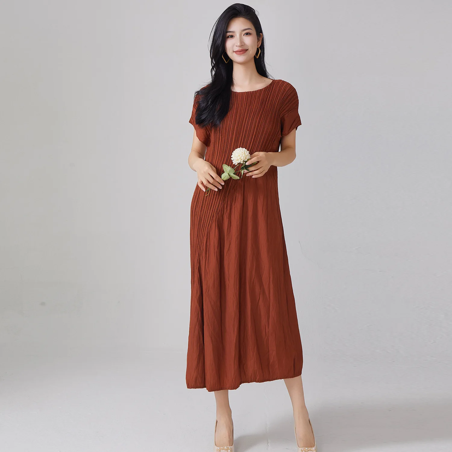 

Miyake French Dress 2025 Summer New Temperament Elegant Loose Thin Round Neck Panel Short Sleeve Pleated Midi Skirt