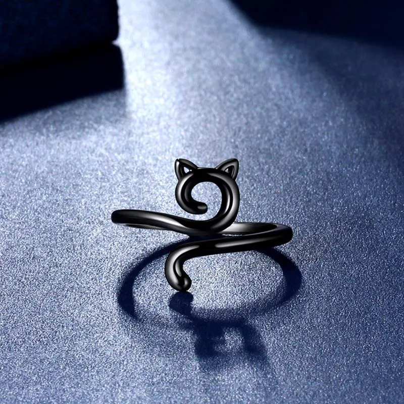 Découvrez la Bague Chat Noir L'Accessoire Élégant et Réversible qui Change Tout