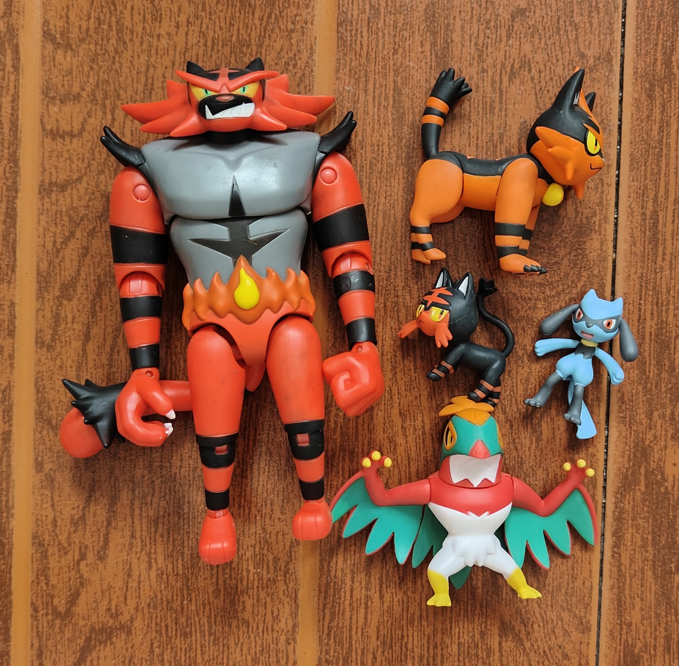 

Pokemon Fire Starter Bundle - Litten/Torracat/Incineroar + Hawlucha