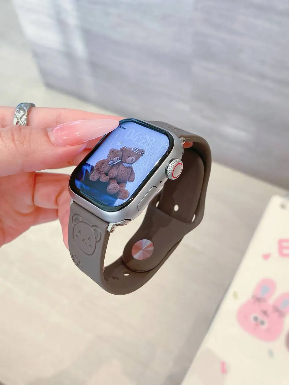 ファッション漫画風クマ シリコンケースバンド Apple Watch カバーストラップ シリーズ10/9/8/7 40mm 41mm 42mm 44mm 45mm 46mm対応