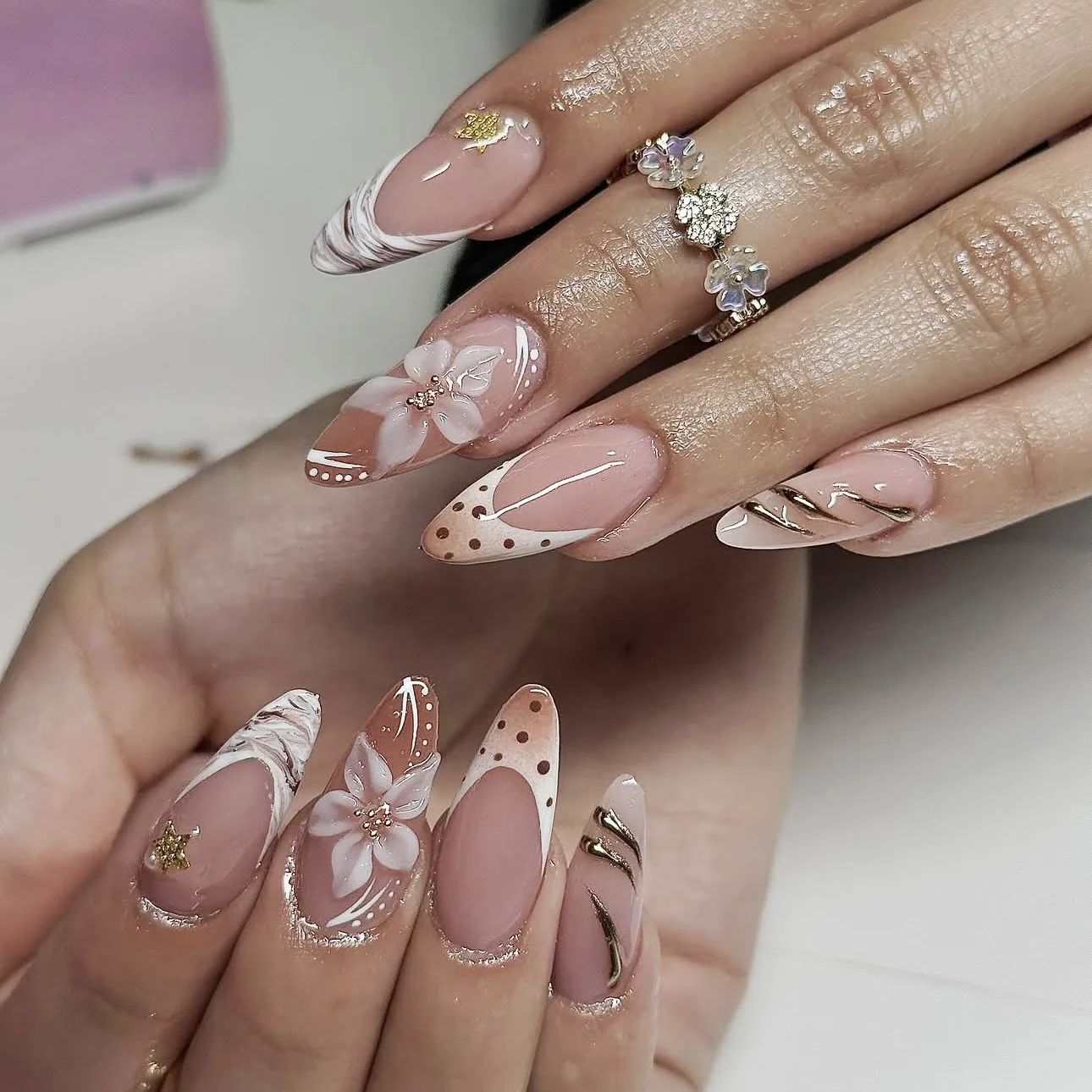 3D-Kunstnägel für Frauen und Mädchen, Nude-Braun, geprägte Blumen mit Metallperlen, Strass, Mandelförmige Nagelspitzen, zum Aufkleben, falsche Nagelkunst