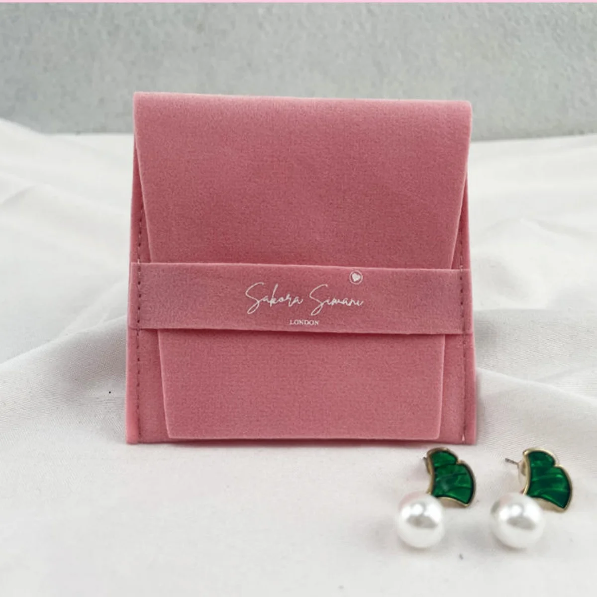 

100pcs Beige Microfiber Jewelry Packaging Pouches Small Ring Necklace Packaging Chic Velvet Envelope Bags With Gold Button