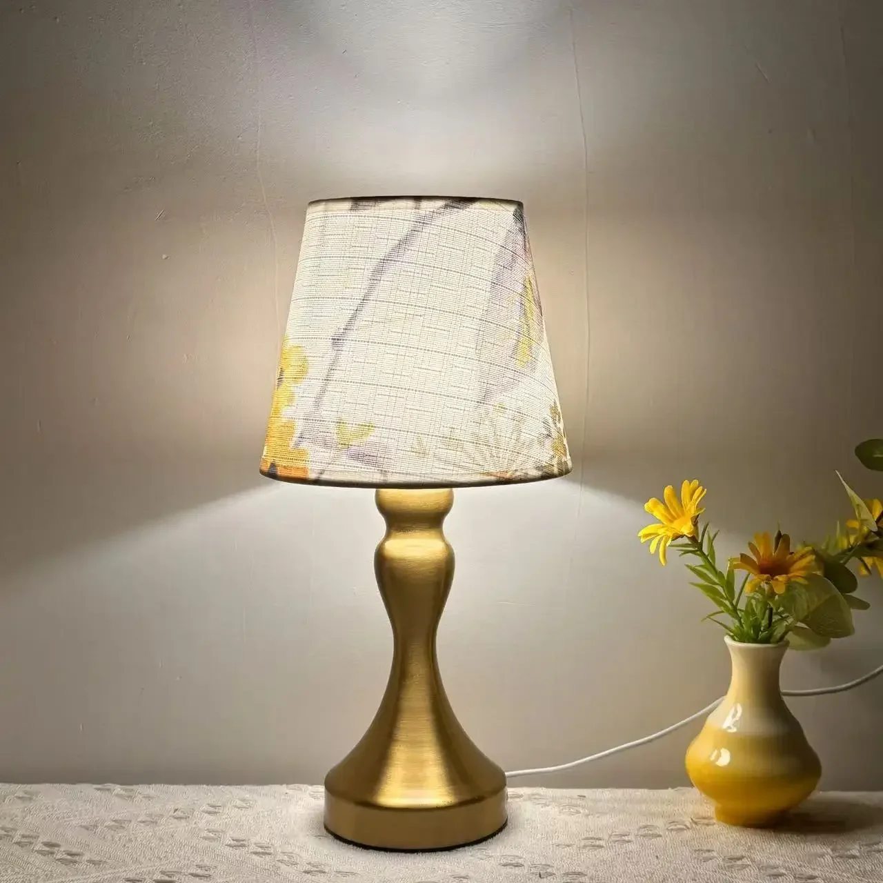 Lampu Meja Colokan USB Bagus Kamar Tidur Kap Lampu Kain Lampu Malam Peredupan Tri Warna