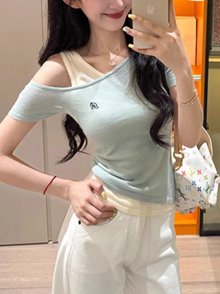 เสื้อถักทรงเข้ารูปแบบสลิมฟิต ดีไซน์เปิดไหล่ข้างเดียว สีสันตัดกันทันสมัย ดูอ่อนเยาว์ สำหรับฤดูร้อน รุ่นใหม่ล่าสุด